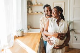 Photo d'un couple qui attend un bébé